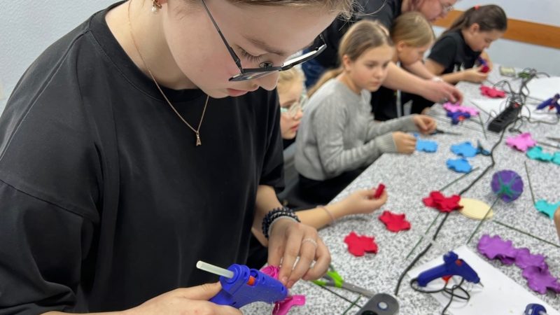 В Тучково прошел мастер-класс «Роза из фоамирана»