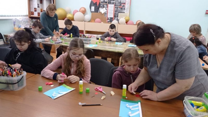 Тучковские школьники изображали март в технике объёмной аппликации