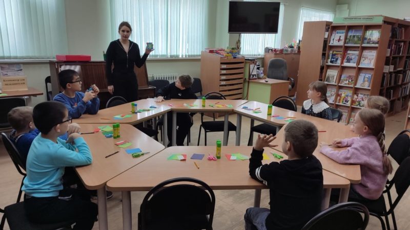 Юные тучковцы делали открытки для мам