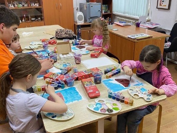 Юные тучковцы рисовали подснежники