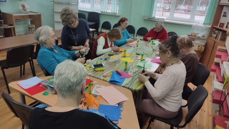 В Тучковской библиотеке делали букеты фиалок из фетра