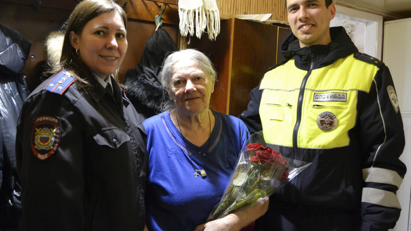 В Рузском округе сотрудники полиции поздравили с праздником вдов и матерей погибших сотрудников