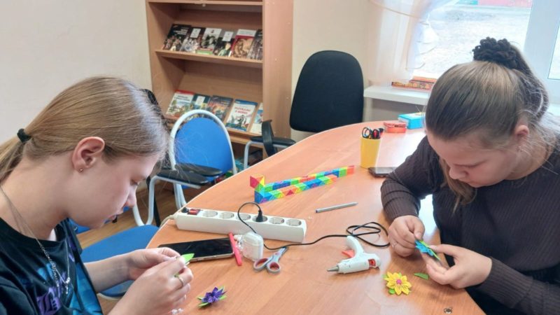 В Орешковской библиотеке мастерили броши в виде цветов