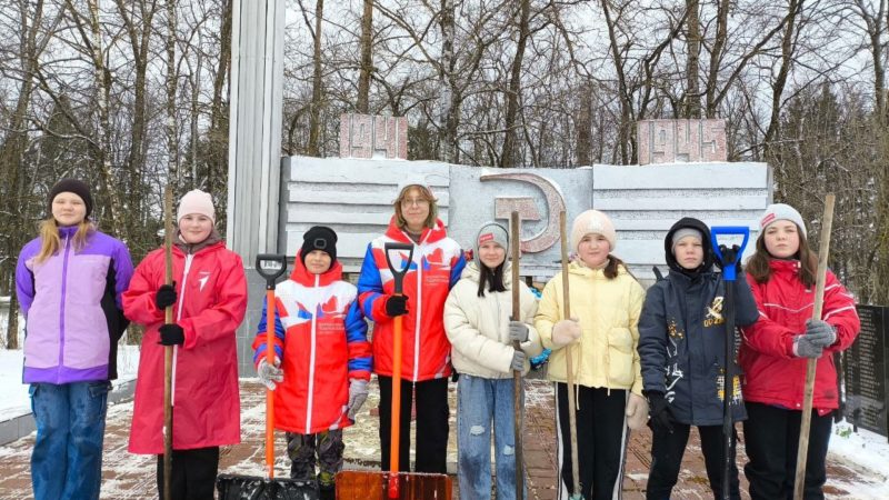 Космодемьянские активисты убрали территорию братского захоронения