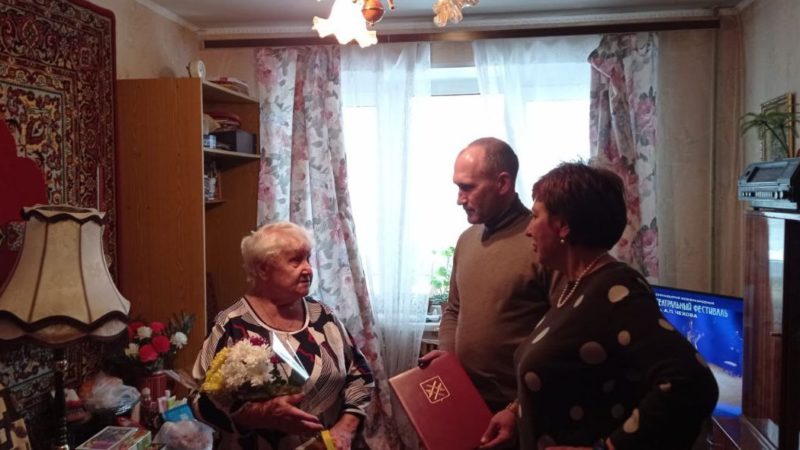 Единороссы навестили бывшую узницу фашистских концлагерей