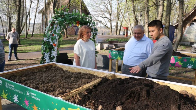 Александр Горбылёв проверил ход работ по благоустройству парка «Городок»