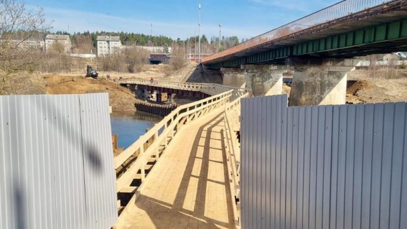 В Поречье завершили сооружение временного пешеходного моста через реку Москву  