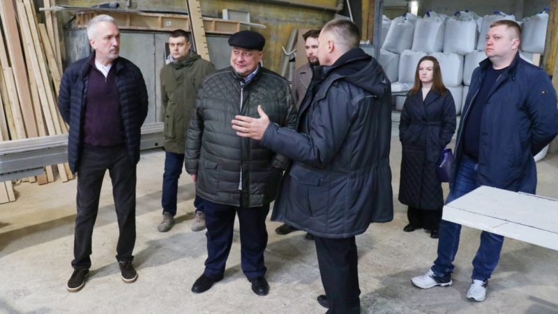 Главе Рузского округа показали, как в Тучково производится архитектурный бетон