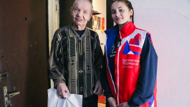 В преддверии Пасхи рузские волонтеры навестили ветерана ВОВ