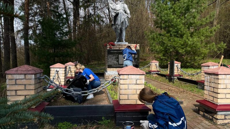 Партийцы провели субботник на территории братской могилы