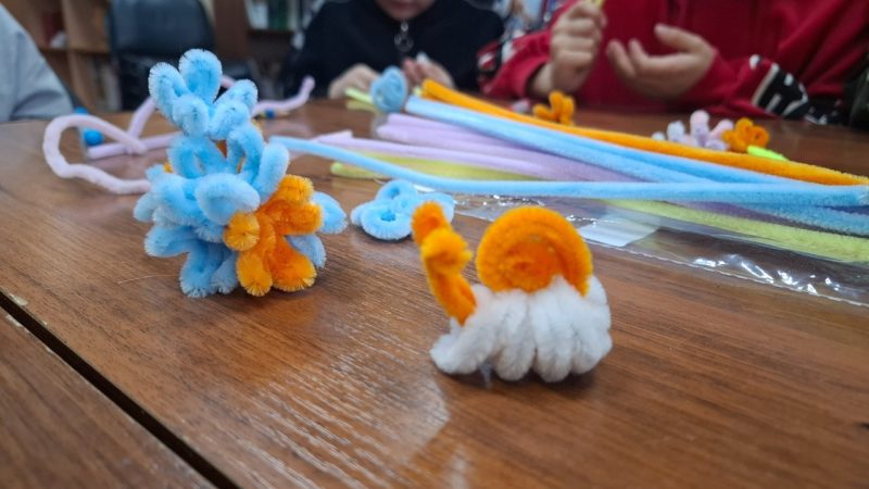 Дороховские ребята смастерили букеты из проволоки