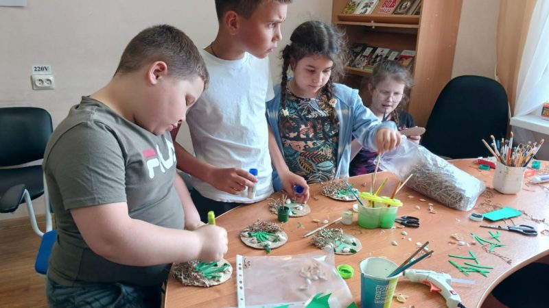 В Орешковской библиотеке мастерили «подснежники»