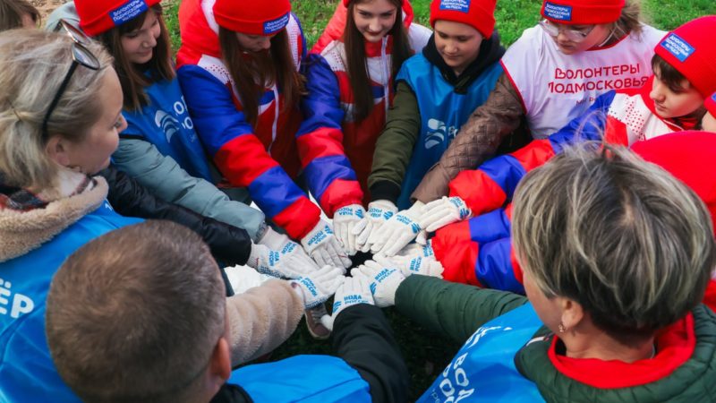 Волонтеры собрали 27 кубов мусора на берегу реки Вейны
