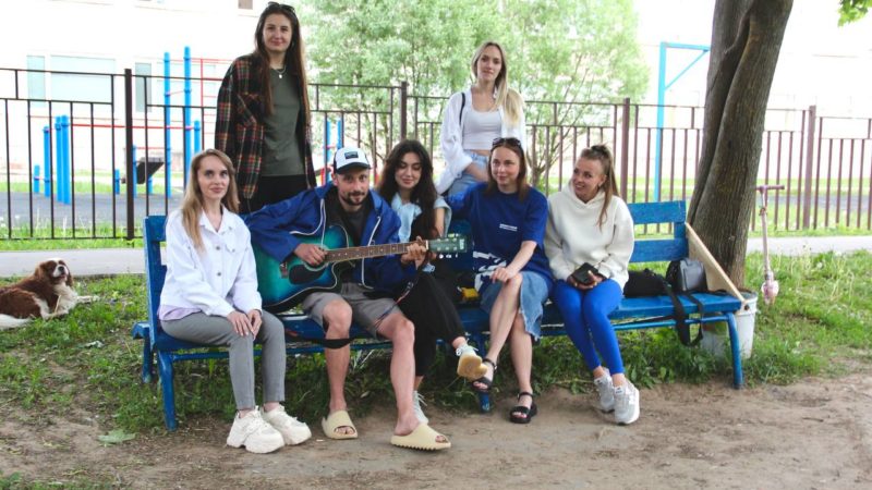 Партийцы провели акцию «Спой соседу»