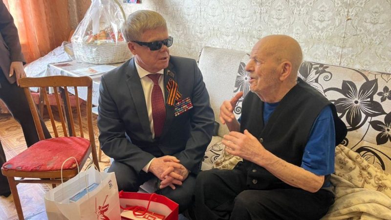 В Рузском округе партийцы поздравили ветерана Ивана Вариводу с Великой Победой