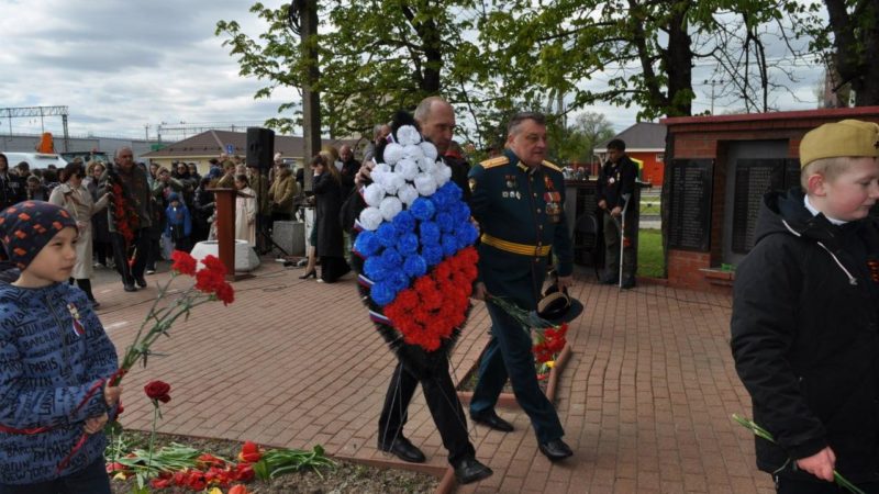 Депутат Андрей Рыбальченко в Дорохово возложил цветы к мемориалу Великой Отечественной войны