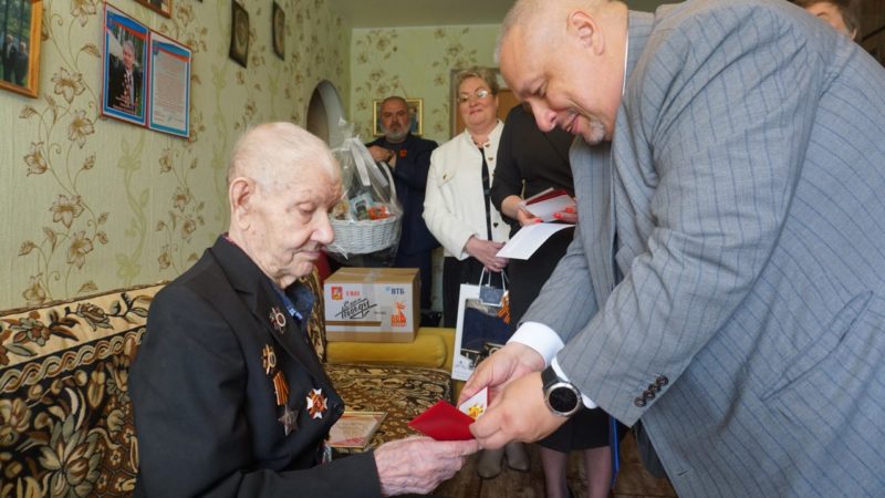 Александр Горбылёв поздравил ветерана войны ружанина Николая Скворцова с 80-летием Великой Победы 