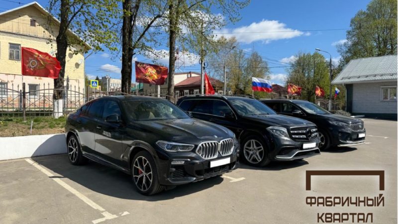 Территория «Фабричного квартала» украшена флагами