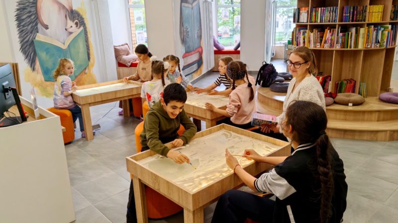 В Рузской библиотеке читали и реализовывали песочные истории