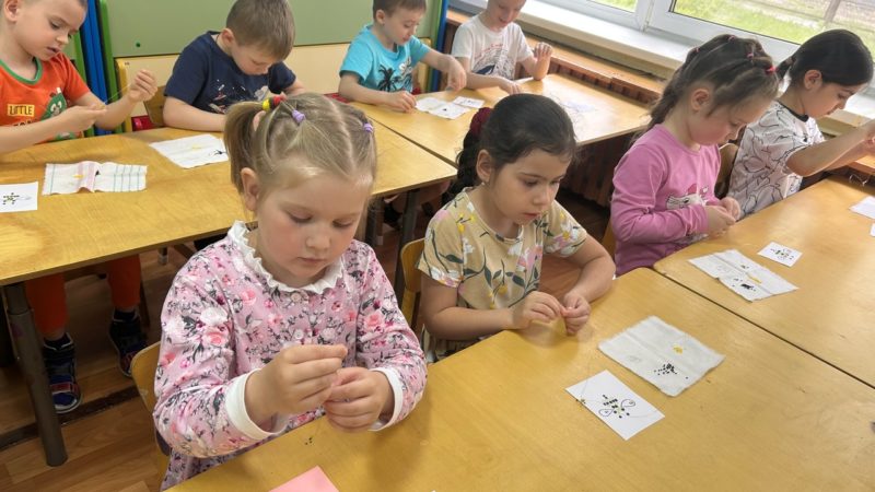 В детском саду Тучково плели пчёлок из бисера и отвечали на познавательные вопросы