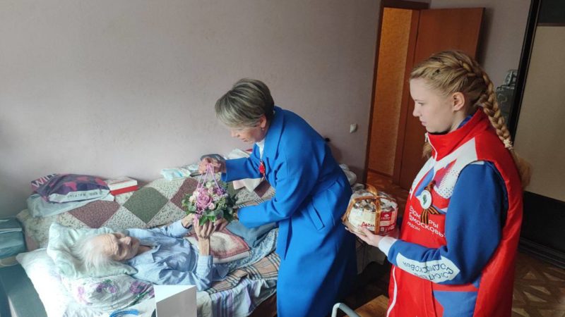 Труженицу тыла навестили рузские волонтеры