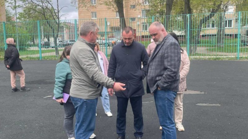 Партийцы осмотрели детскую площадку в Рузе