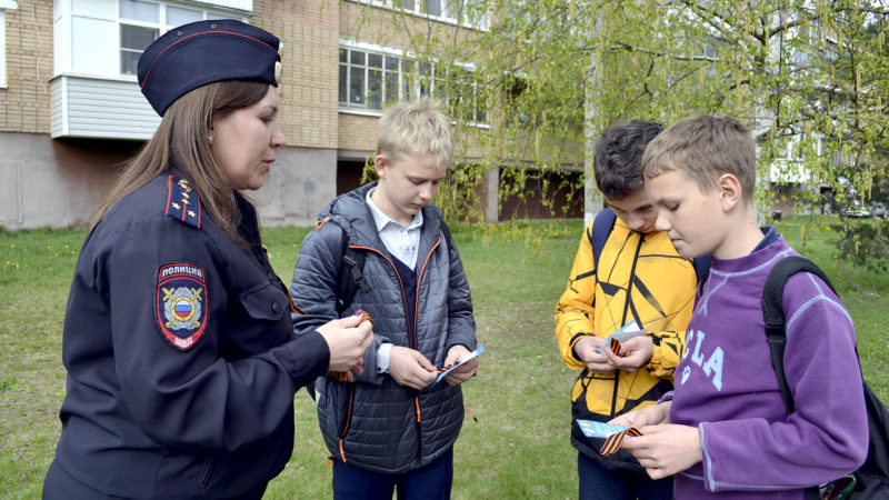 Рузские школьники получили от сотрудницы полиции георгиевские ленточки