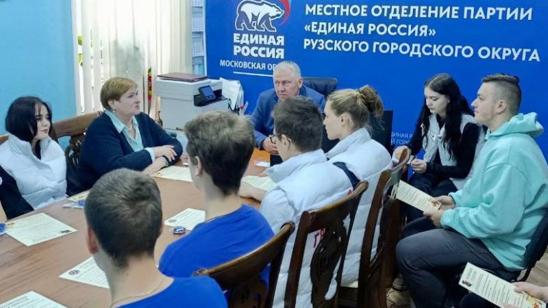 Молодогвардейцы пообщались с Владимиром Бурмистенковым