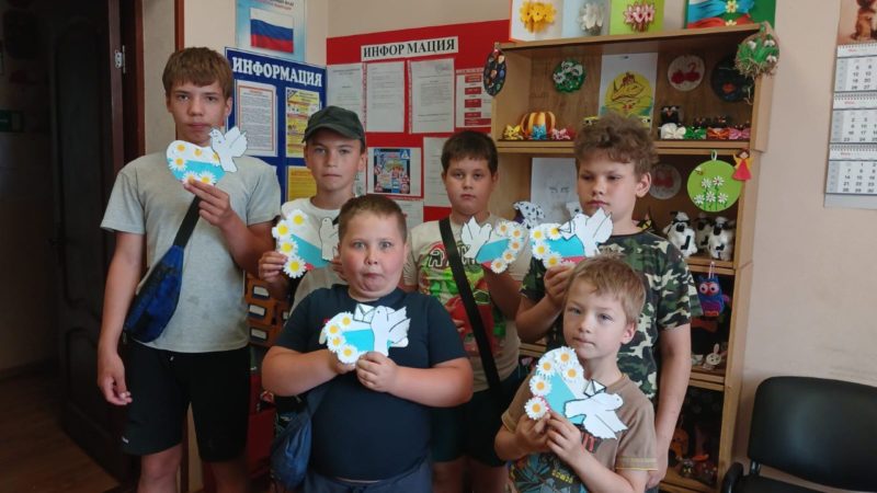 В Орешковской библиотеке мастерили сердечко в цветах триколора