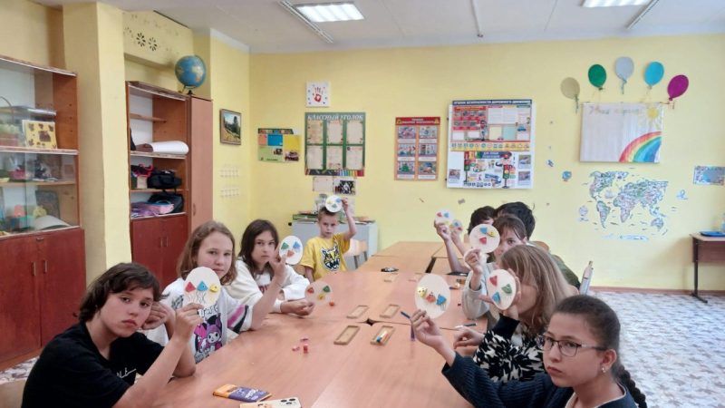 Юные орешковцы мастерили панно с медузами