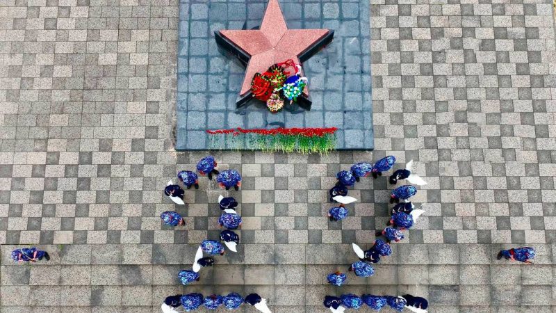 Сотрудники Росгвардии возложили цветы к мемориалу «Героям-панфиловцам»