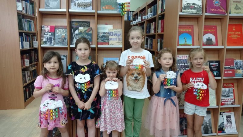 В Тучковской библиотеке прошёл мастер-класс «Встречаем лето вместе»