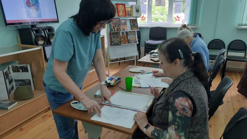 В Тучковской библиотеке рисовали красочного петуха