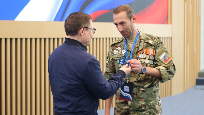 Владимир Якушев вручил партбилеты «Единой России» участникам СВО, победителям предварительного голосования партии в Подмосковье