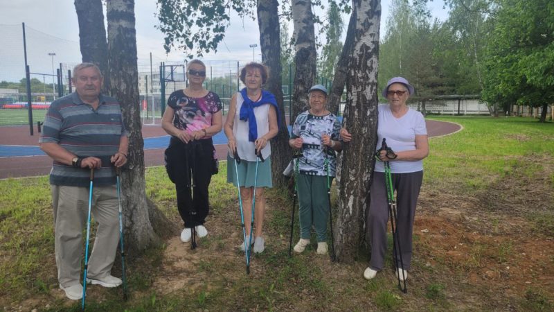 Пенсионеров приглашают заняться скандинавской ходьбой