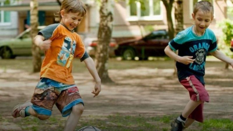 Снижайте скорость во дворах – перед машиной может появиться ребёнок