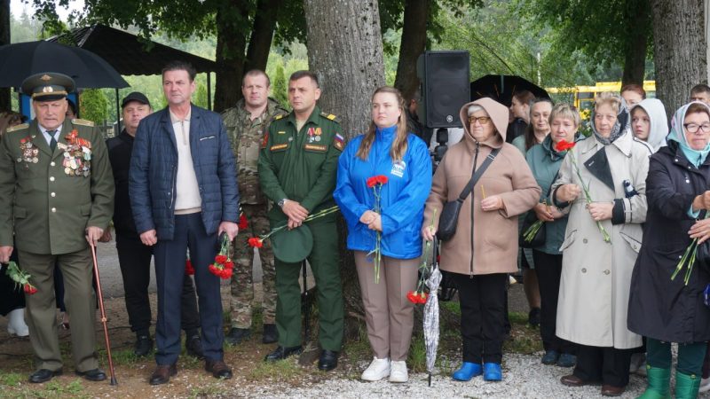 В Тучково возложили цветы на «Аллее памяти»