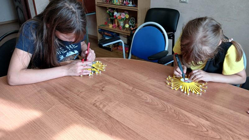 Панно «Ромашка» мастерили в Орешковской библиотеке