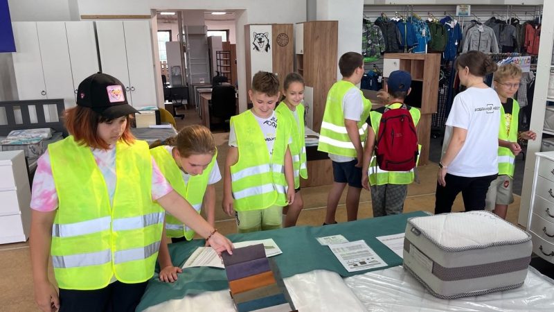 В мебельной фабрике прошла экскурсия для ребят из клуба «Каникулы в Молодежке»