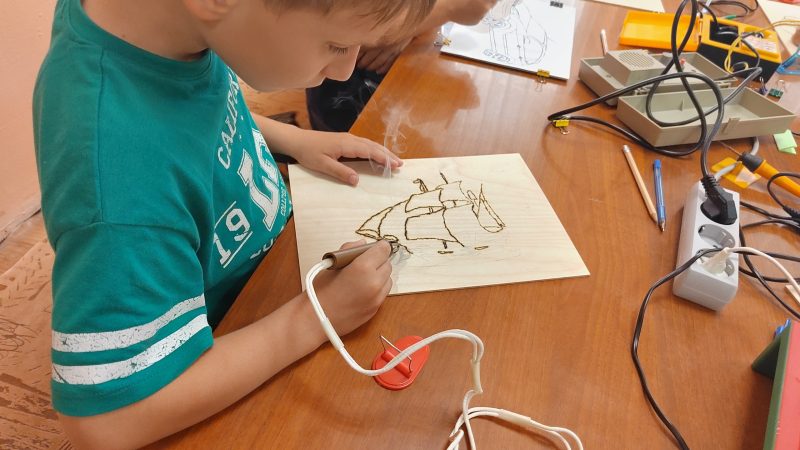 В Сытьково ребята выжигали по дереву