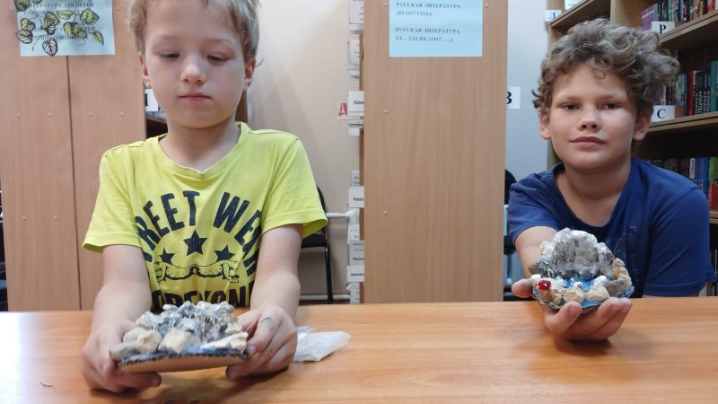 В Орешковской библиотеке мастерили панно «Водопад»