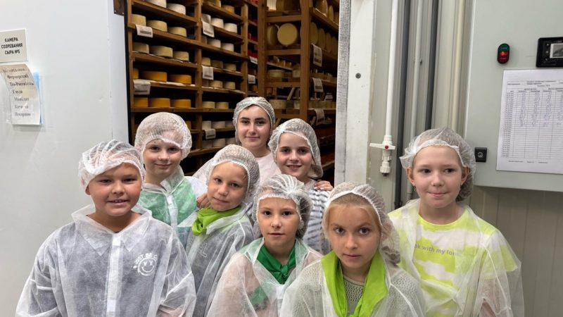 Ребятам из клуба «Каникулы в Молодежке» рассказали о производстве хлебобулочных изделий и молочной продукции