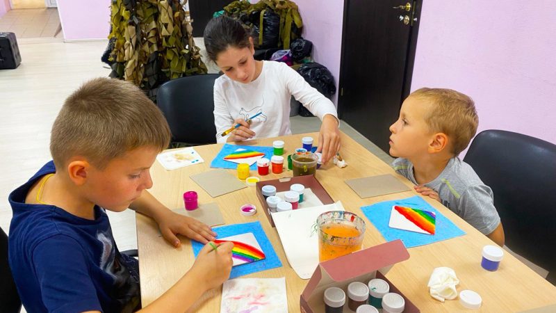 Горбовские ребята узнали об истории росписи по дереву