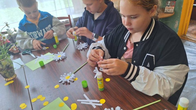 В Беляногорской библиотеке мастерили символ Дня семьи, любви и верности