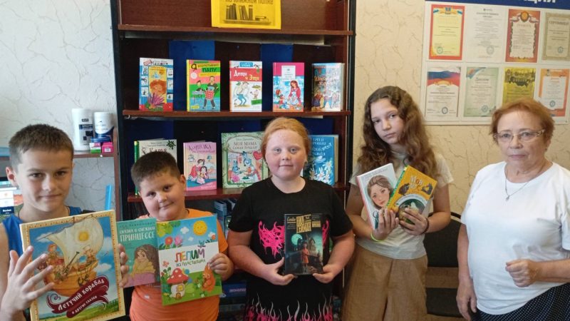 Покровским ребятам показали библиотечные новинки