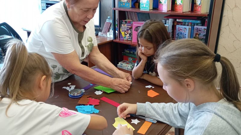 Покровские ребята осваивали рукоделие из нетканого материала