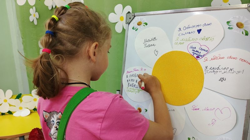 Читатели Рузской библиотеки оставляли добрые пожелания на большой ромашке