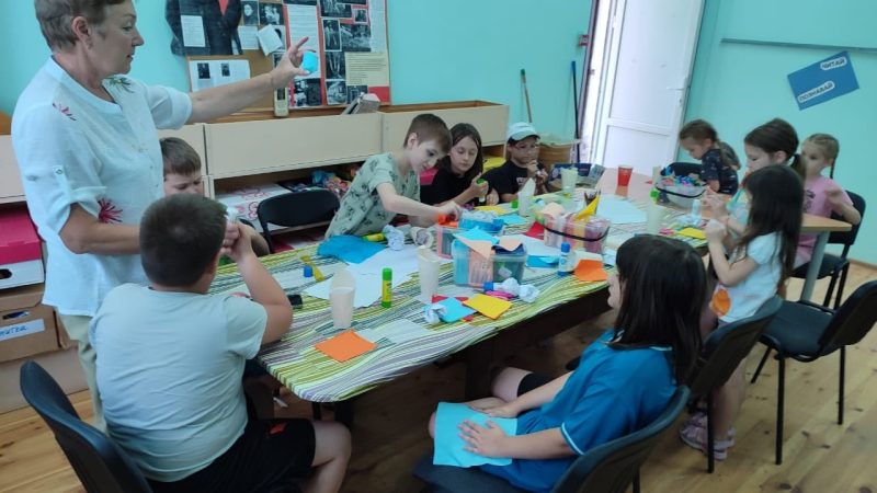 Тучковские ребята делали мороженое из цветной бумаги и салфеток