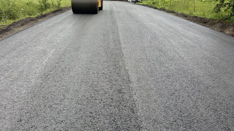 На улице Садовой в Нововолково завершили укладку асфальта