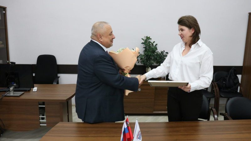 Жительница Рузского округа Нелли Александрова получила сертификат на покупку жилья из рук главы